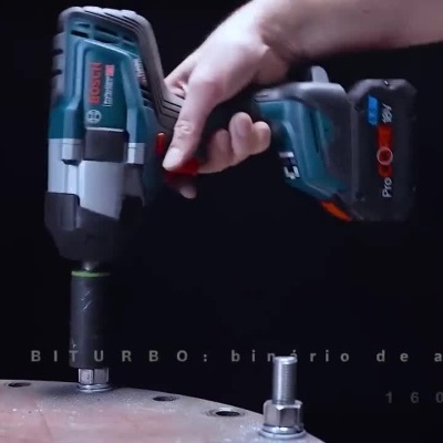 Chave de impacto Bosch a ser usada para apertar parafusos com controle de modos