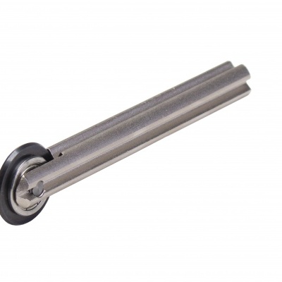 Ferramenta metálica com roda preta na extremidade sobre fundo branco