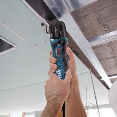 Ferramenta eléctrica Bosch azul e preto a ser usada para instalação no teto