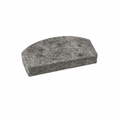 Peça de pedra cinzenta com textura rústica e formato retangular curvado sobre fundo branco