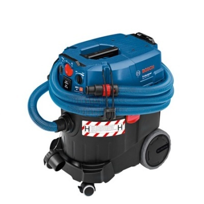 aspirador industrial Bosch Professional preto e azul com mangueira azul enrolada