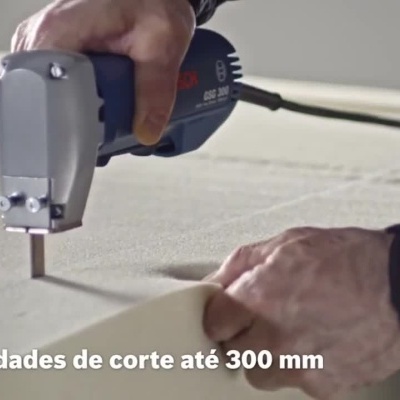 Ferramenta elétrica azul Bosch GSG 300 a cortar espuma ou material macio com texto sobre o produto.