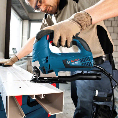 Serrote elétrico BOSCH azul em uso com luvas e óculos de proteção