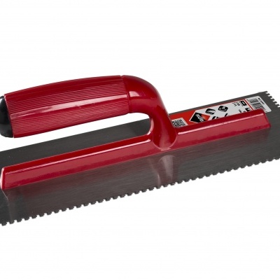 Plaina de azulejista vermelha com base metálica dentada em fundo branco