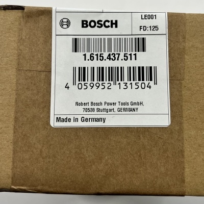 Caixa de cartão castanha com etiqueta branca da Bosch e códigos impressos