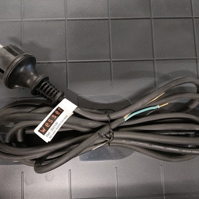 Cabo elétrico preto com ficha e fios expostos