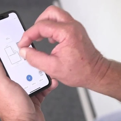 Aparelho medidor de distância Bosch com detalhes de resistência, uso em smartphone e bateria