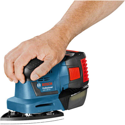 Lixadora elétrica Bosch azul e preta com detalhes vermelhos, segurada por mão sobre fundo branco.