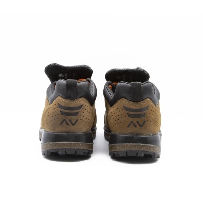 Botas de caminhada castanhas e pretas vistas de trás