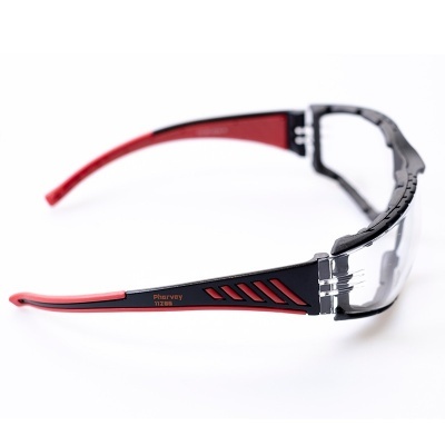 Óculos de proteção pretos com detalhes vermelhos e lentes transparentes