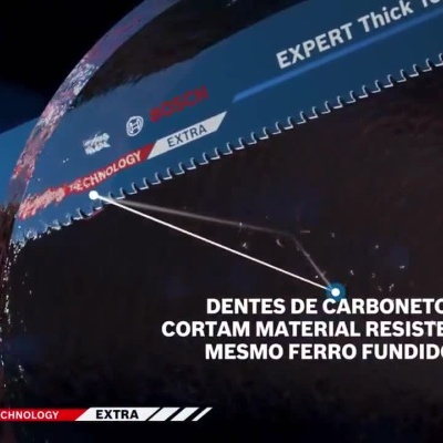 Trabalhador corta tubos de metal com serra Bosch e demonstra lâmina e tubos cortados.