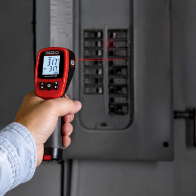 Medidor temperatura infravermelho RIDGID micro IR-200 a medir caixa elétrica