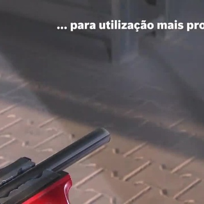 Rebarbadora elétrica a cortar metal com texto sobre proteção e potência