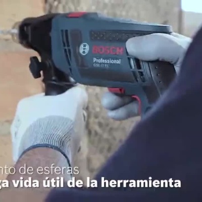 Taladro de percusión Bosch em uso em blocos de cimento, tijolos e madeira com texto descritivo.