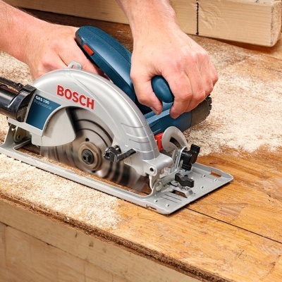 Serra circular Bosch GKS 190 a cortar madeira
