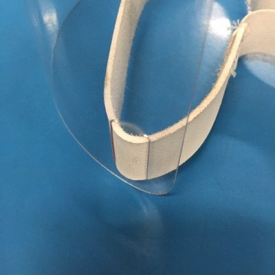 Visor facial transparente com banda branca ajustável