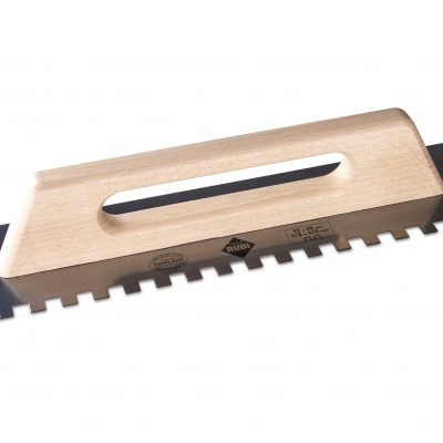 Raspador com cabo de madeira e lâmina metálica dentada