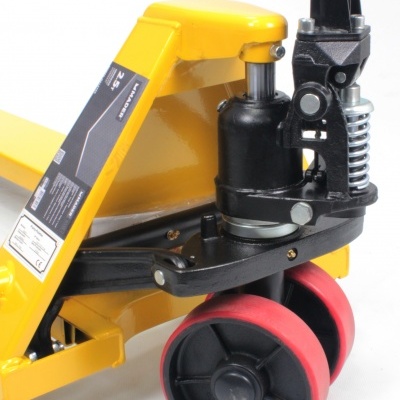 Transpalete manual amarelo com rodas vermelhas e pretas e etiquetas pretas