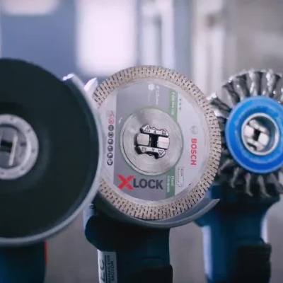 Ferramentas elétricas Bosch organizadas em prateleiras num depósito industrial com destaque para o sistema profissional 18V