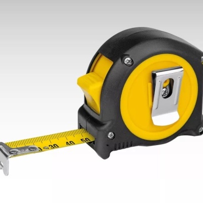 Fita métrica preta e amarela com lâmina de medição estendida.