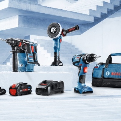 Conjunto de ferramentas elétricas BOSCH Professional com furadeira, rebarbadora, bateria ProCORE 18V, carregador e bolsa azul
