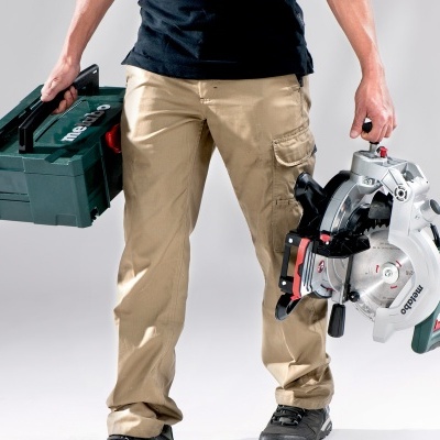 Pessoa segurando caixa de ferramentas e serra de esquadria METABO