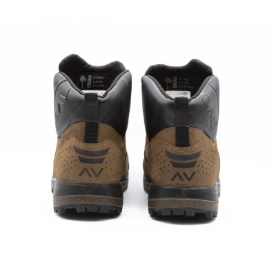 Par de botas castanhas e pretas vistas por trás