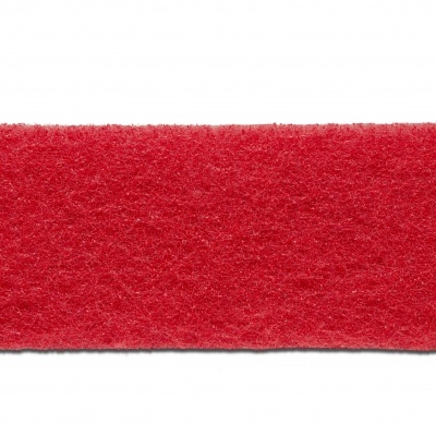 Tapete retangular vermelho felpudo sobre fundo branco