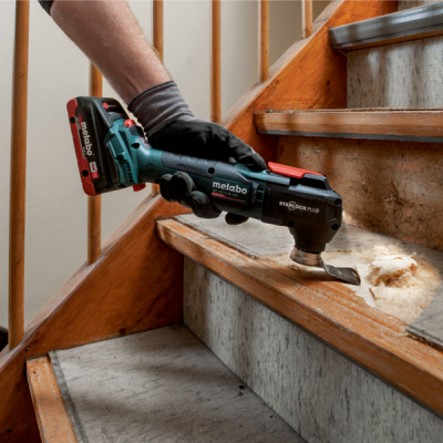 Ferramenta multifunções Metabo STARLOCK PLUS a trabalhar numa escada de madeira