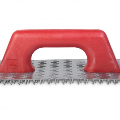 Desempenadeira metálica com pega vermelha sobre fundo branco