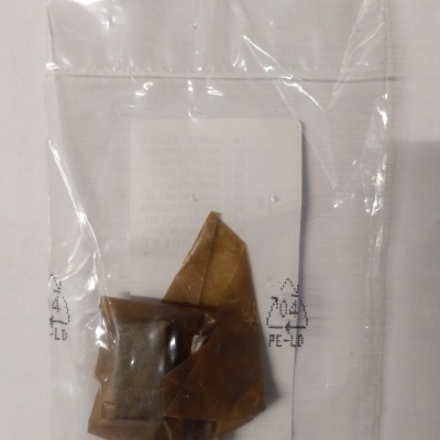 Saco plástico transparente com papel castanho amarrotado e papel branco dentro