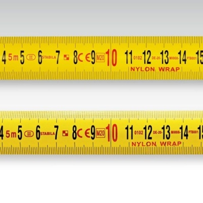duas fitas métricas amarelas com números e texto NYLON WRAP
