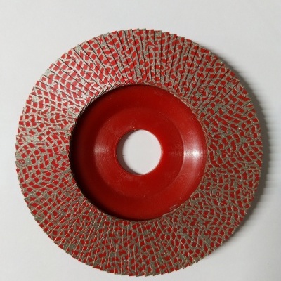 Disco abrasivo circular vermelho com superfície abrasiva irregular em fundo branco