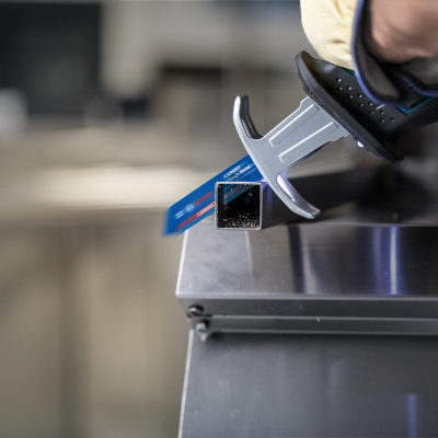 Serra de fita portátil a cortar tubo metálico azul