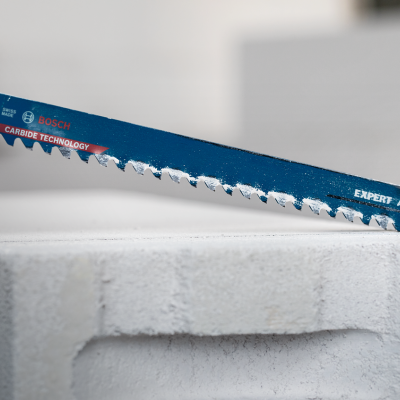 Serra de sabre azul Bosch com dentes afiados e texto impresso sobre espuma branca