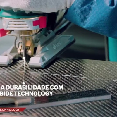 Pessoa a trabalhar na manutenção de um avião e lâminas de serra com texto promocional em português.