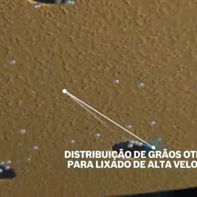 Pessoa a usar lixadora elétrica em madeira e imagens de comparação de produtos Bosch com detalhes da lixa.