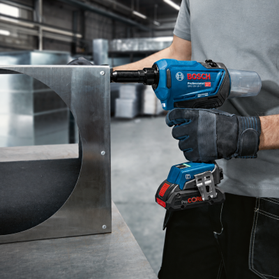 Chave de impacto azul BOSCH Professional a ser usada por operador com luva preta em ambiente industrial