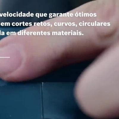Serra elétrica Bosch em uso durante construção e marcenaria com seletor de velocidade em destaque.