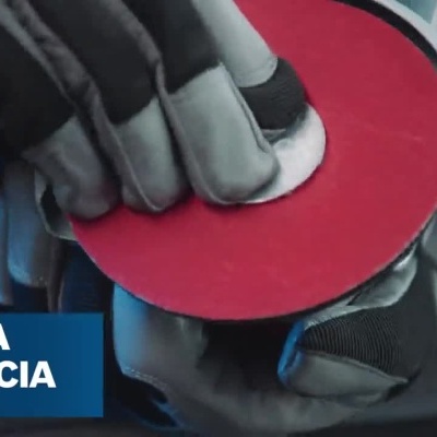 pessoa usando ferramenta elétrica manual numa oficina com texto de máxima eficiência e comodidade