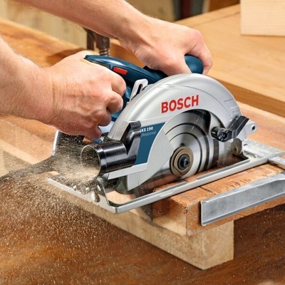 Sierra circular eléctrica BOSCH cortando madera clara