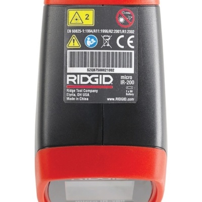 Dispositivo eletrônico RIDGID micro IR-200 preto com vermelho, etiquetas com aviso e código de barras