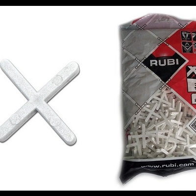 Cruzeta branca de plástico para azulejos e saco transparente com cruzetas e marca RUBI