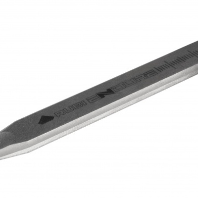 Pinça metálica prateada com ponta fina em gancho e gravações em preto