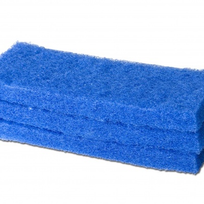 Três esponjas azuis empilhadas com textura áspera