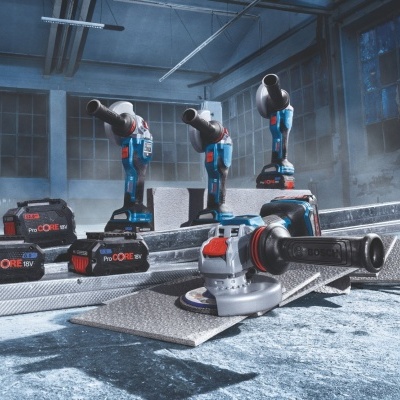 Ferramentas eléctricas em ambiente industrial com chapas metálicas