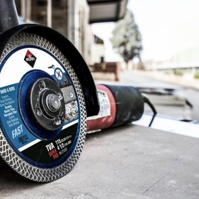 Disco abrasivo TIGER FAST montado em esmeril, sobre superfície plana em área industrial