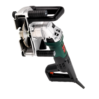 Esmeriladeira angular Metabo verde e preto com lâmina circular metálica