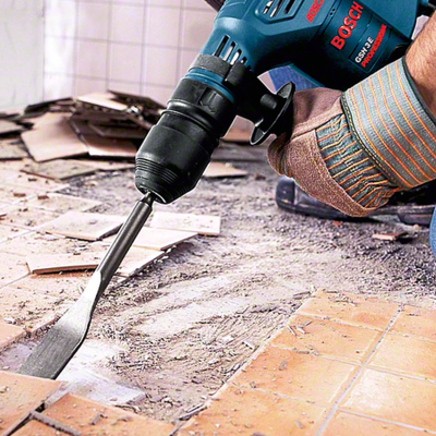 Martelo demolidor BOSCH GSH 3E PROFESSIONAL a remover azulejos no chão.