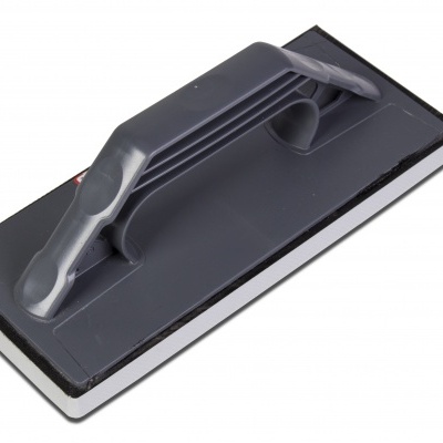 Plaina de mão retangular cinzenta com pega ergonómica sobre fundo branco